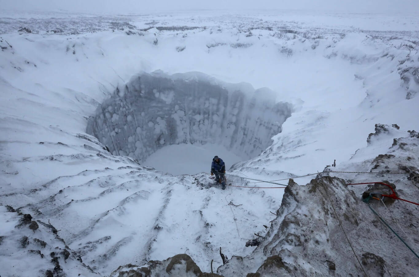 Кратеры вечной мерзлоты. Еще один кратер на полуострове Ямал. Источник фотографии: popsci.com. Фото.