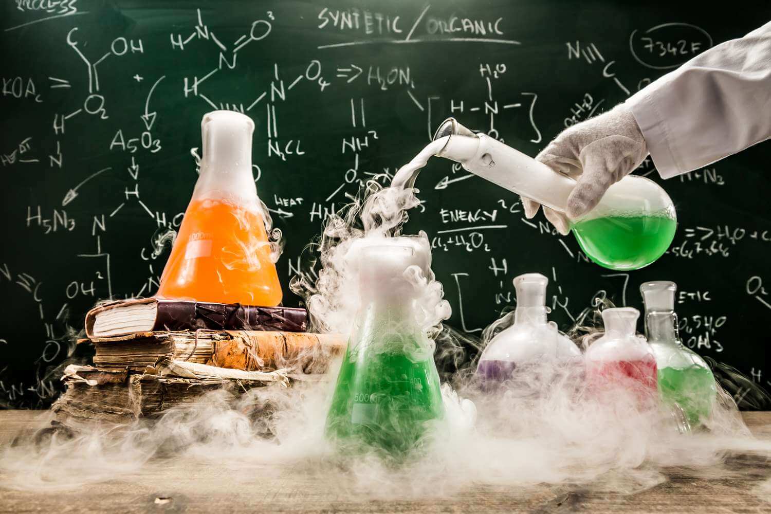 Атомы и молекулы. В химии любой предмет рассматривается в качестве атомов и молекул. Изображение: www.thoughtco.com. Фото.