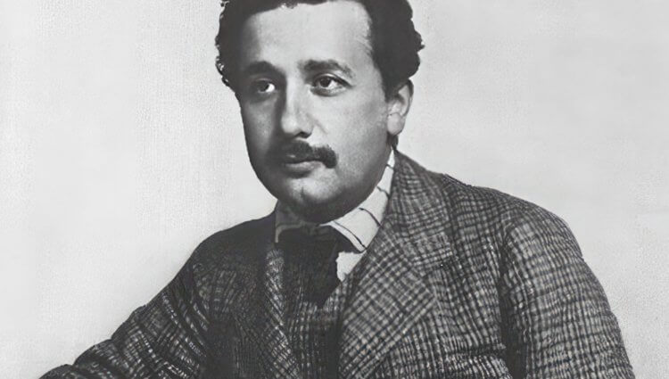 За что Альберт Эйнштейн получил Нобелевскую премию. Молодой Альберт Эйнштейн. Источник изображения: uznayvse.ru. Фото.