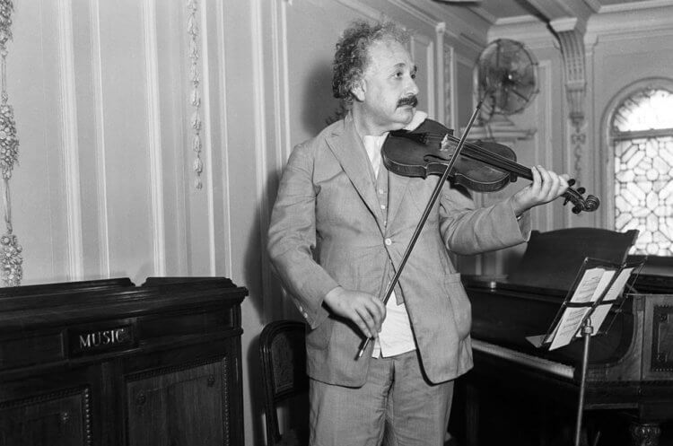 Альберт Эйнштейн играл на скрипке. Альберт Эйнштейн играет на скрипке. Источник изображения: nastroenie.tv. Фото.