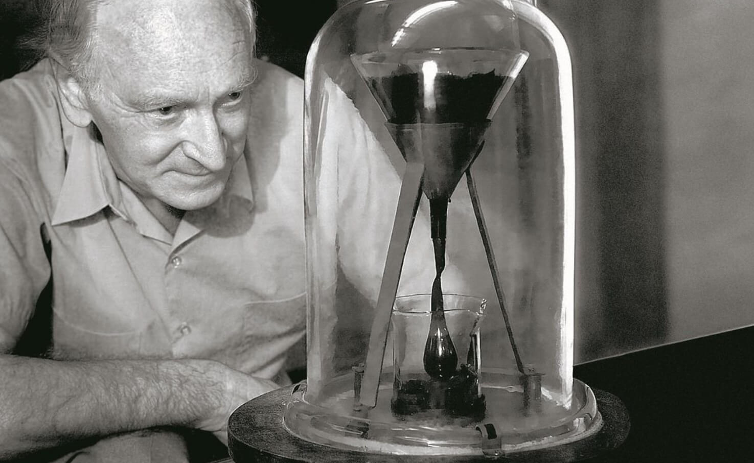 Самый долгий эксперимент в истории можно смотреть в прямом эфире. Американский физик Джон Мэйнстоун следит за падающим битумом. Источник фотографии: peoples.ru. Фото.