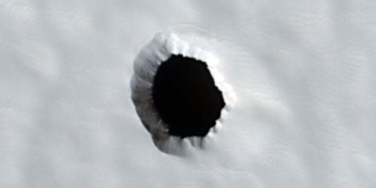 Что может находиться внутри загадочной дыры на Марсе. Загадочная дыра на Марсе, обнаруженная аппаратом Mars Reconnaissance Orbiter. Источник: nasa.gov. Фото.