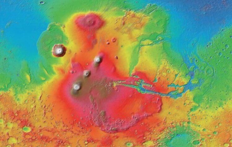 Новая находка на Марсе. Еще одна фотография, сделанная космическим аппаратом Mars Reconnaissance Orbiter (MRO). Три точки ближе к середине — это потухшие вулканы, рядом с которыми была найдена дыра. Источник: nasa.gov. Фото.