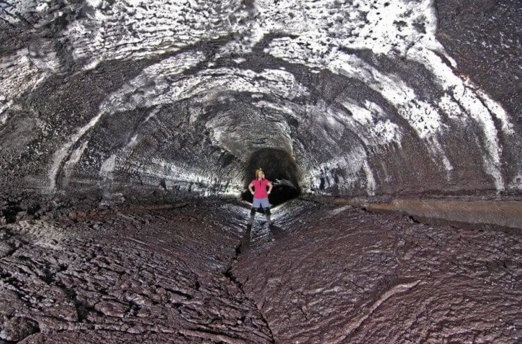 Что такое лавовые трубки. Лавовая пещера Казумура в Гавайях. Источник: wikimedia.org. Фото.