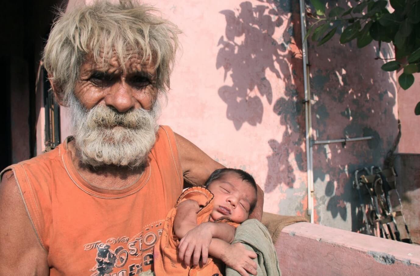 Самый старый отец в мире. Рамджит Рагхава со своим ребенком. Источник фотографии: zycie.news. Фото.