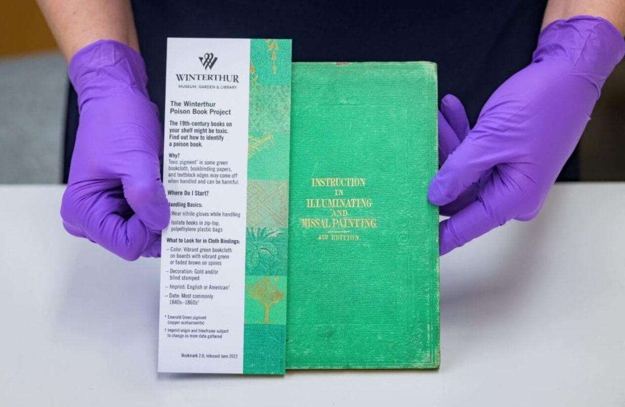 Опасность зеленой краски. Зеленая книга с мышьяком. Источник фотографии: Poisonous Book Project. Фото.