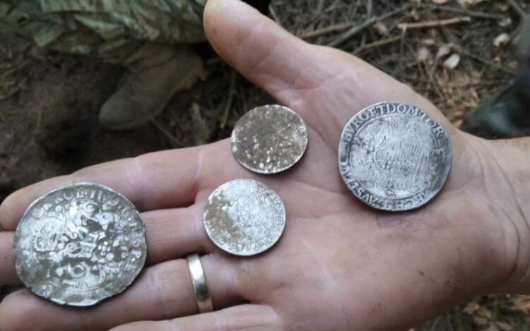 科学者たちはポーランドで宝物を発見した。 ポーランドで発見された銀貨。 写真提供: Swietokrzyska Exploration Group。 写真。