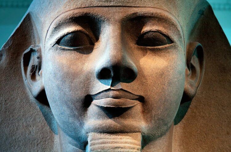 科学家们发现了拉美西斯二世的雕像。 拉美西斯二世的雕像散布在埃及各地。 图片来源：history-doc.ru。 照片。