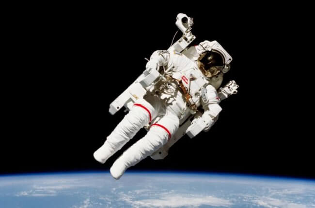 Первый выход человека в открытый космос без страховки — подвиг 1984 года. Фото.