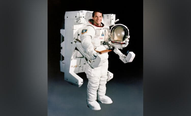 Реактивный ранец для полета в космос. Астронавт Роберт Стюарт с реактивным ранцем Manned Maneuvering Unit (MMU). Источник фотографии: NASA. Фото.