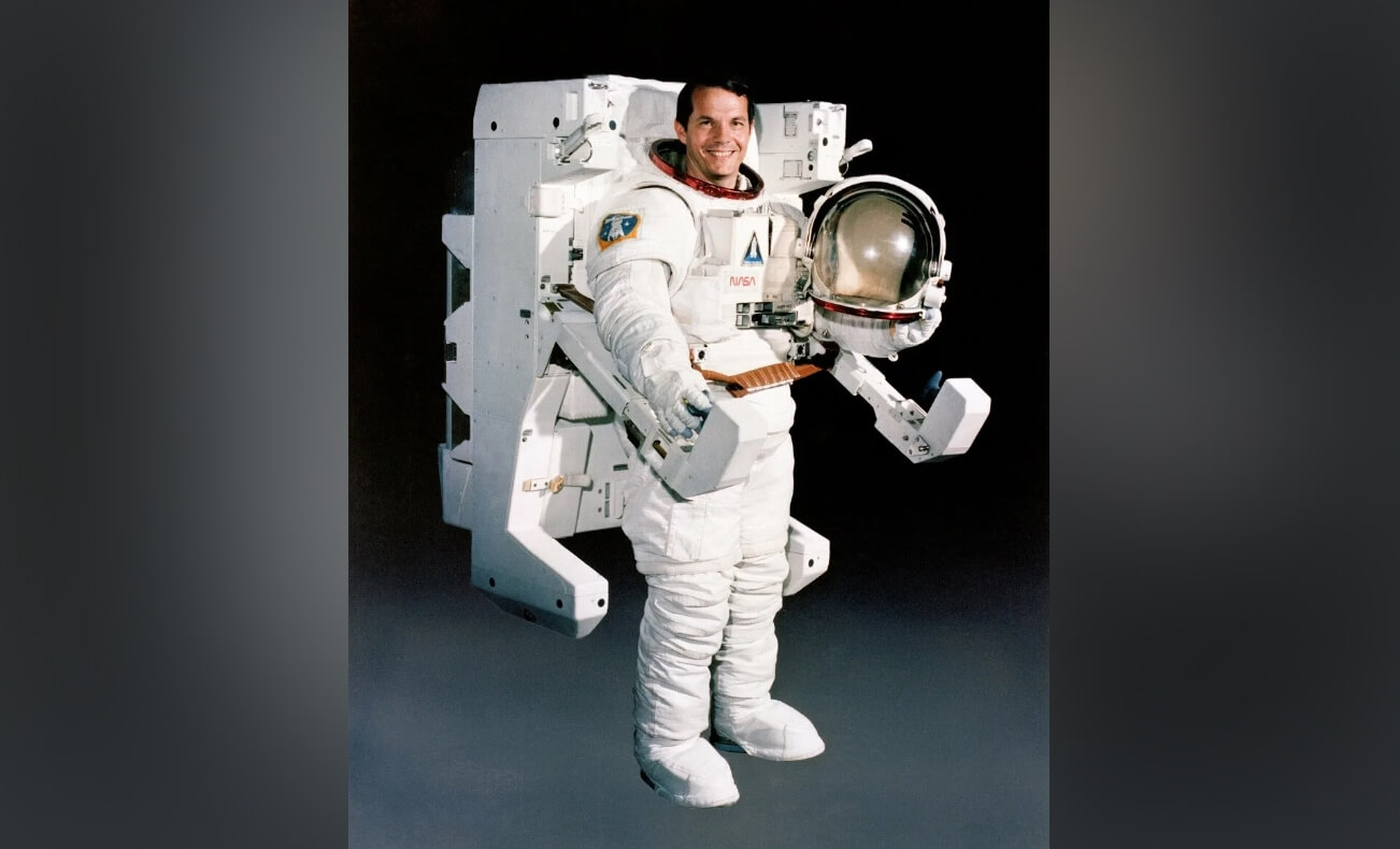 Реактивный ранец для полета в космос. Астронавт Роберт Стюарт с реактивным ранцем Manned Maneuvering Unit (MMU). Источник фотографии: NASA. Фото.