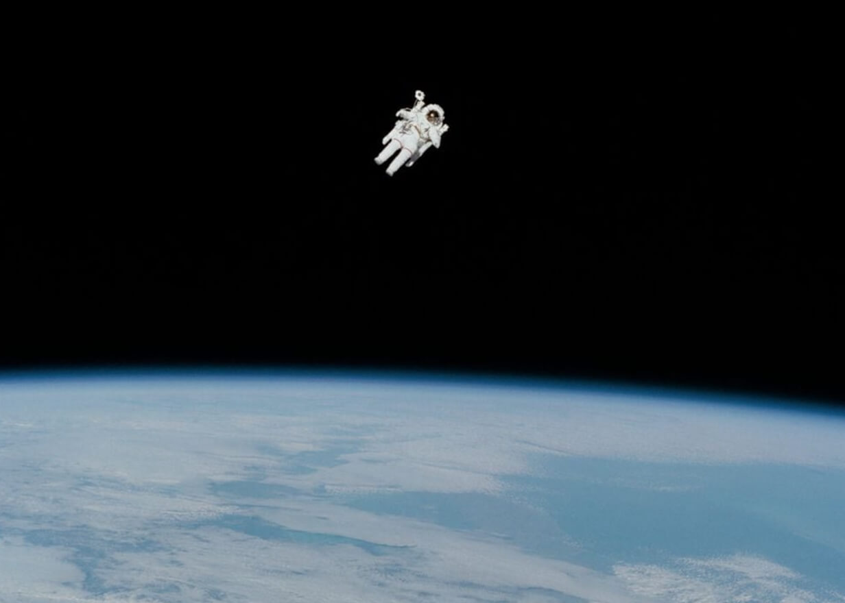 Первый выход человека в открытый космос без страховки — подвиг 1984 года. Астронавт Брюс Маккандлесс в 100 метрах от «Спейс Шаттла». Источник фотографии: NASA. Фото.