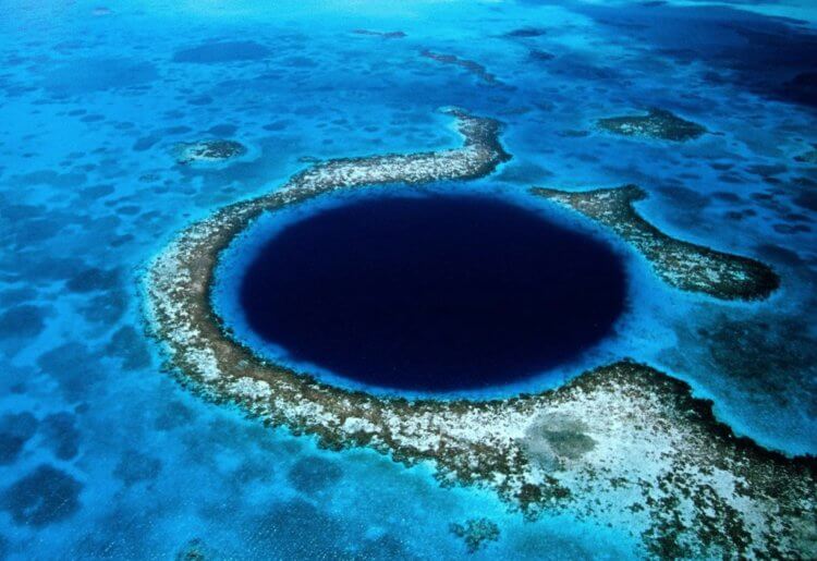 What is a blue hole. A large blue hole in the middle of Lighthouse Reef, an atoll in the Belize Barrier Reef. Photo source: billionnews.ru. Photo.