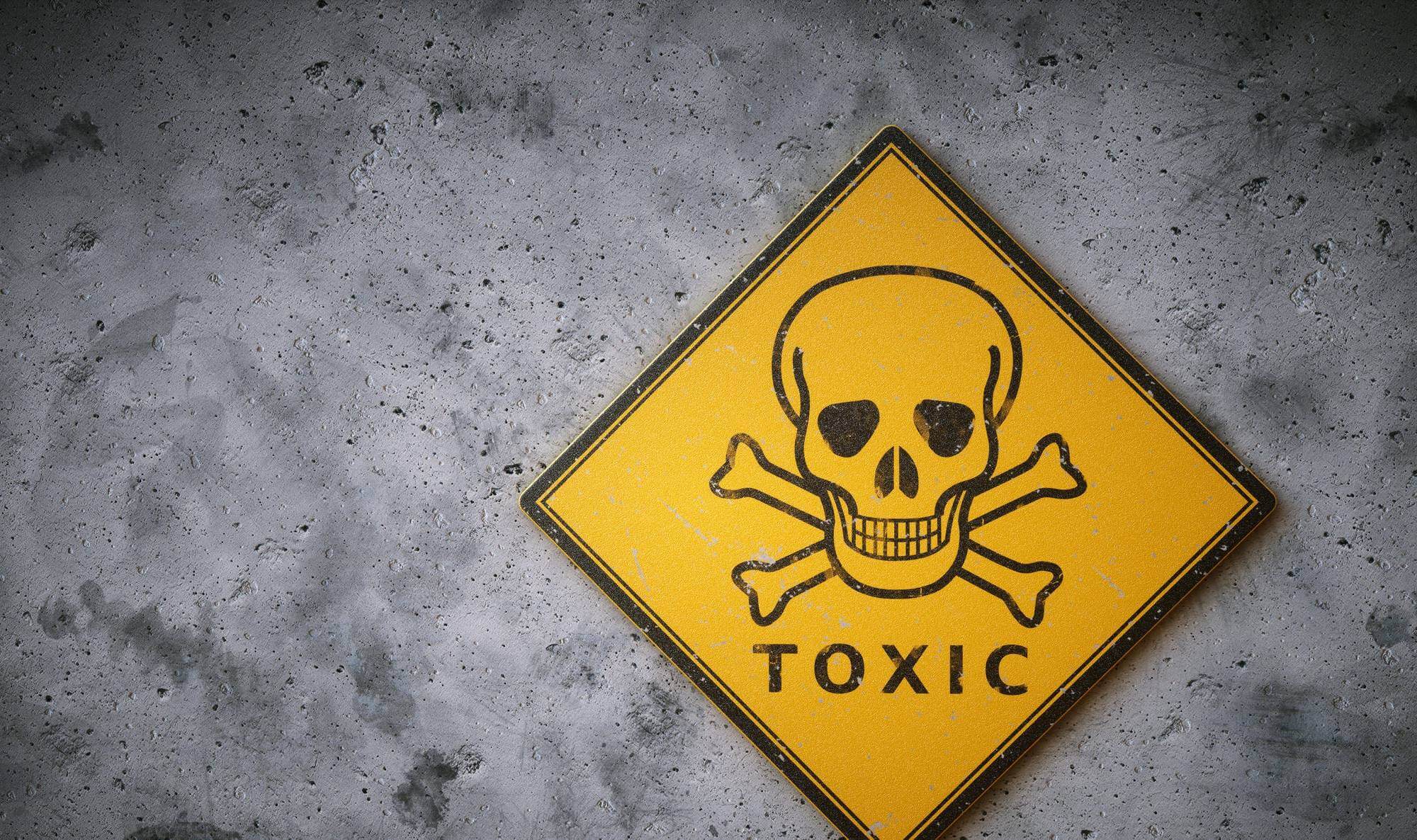 Что делать? Не все химикаты опасны, но многие. Изображение: i0.wp.com/bioplasticsnews.com. Фото.