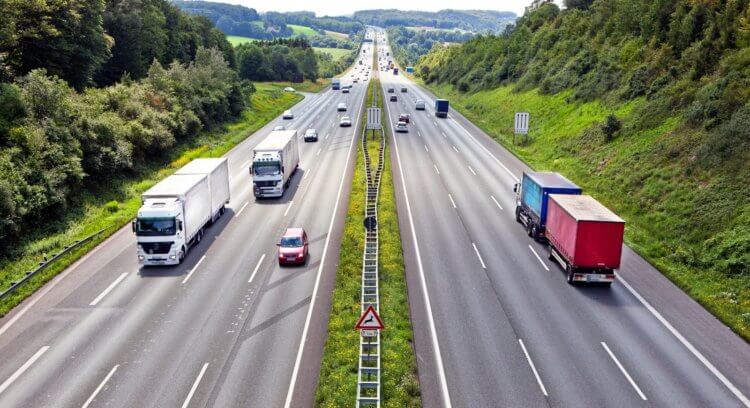 什么是德国高速公路？ 在高速公路上通常没有速度限制。 照片来源：ee-travel.ru。 照片。