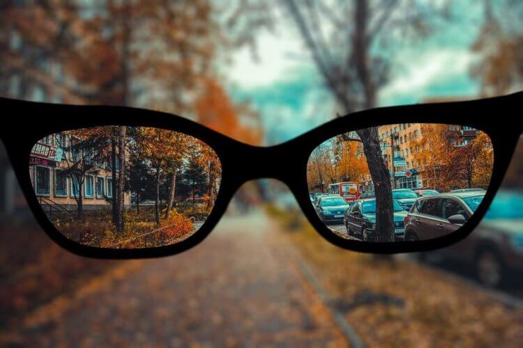 Помогают ли упражнения для глаз улучшить зрение. При близорукости человек плохо видит объекты размыты. Источник фото: mic.by. Фото.