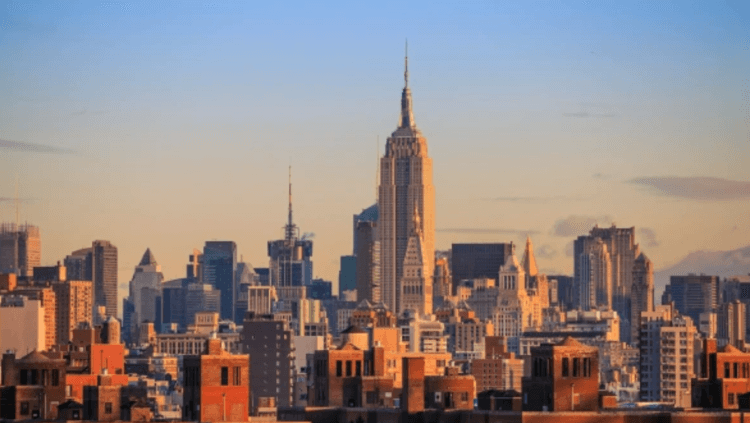 Как самолет в США врезался в небоскреб. Empire State Building — самое высокое здание на фото. Источник: rbc.ru. Фото.