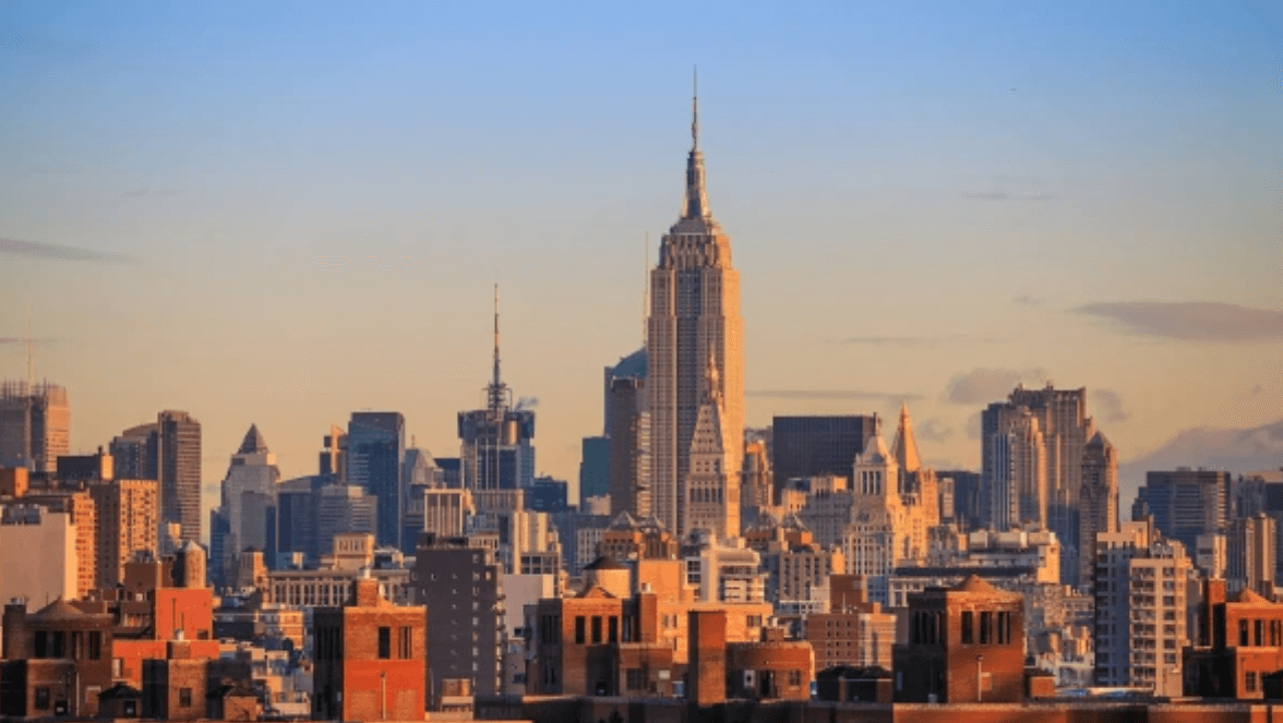 Как самолет в США врезался в небоскреб. Empire State Building — самое высокое здание на фото. Источник: rbc.ru. Фото.