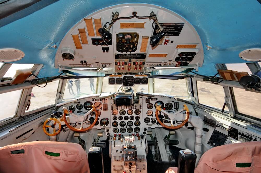 Самый старый пассажирский самолет, который эксплуатируется. Кабина самолета Ил-18. Источник фото: livejournal.com. Фото.