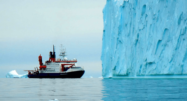 Почему в Антарктиде было тепло. Научно-исследовательское судно Polarstern в море Амундсена. Источник фото: iflscience.com. Фото.