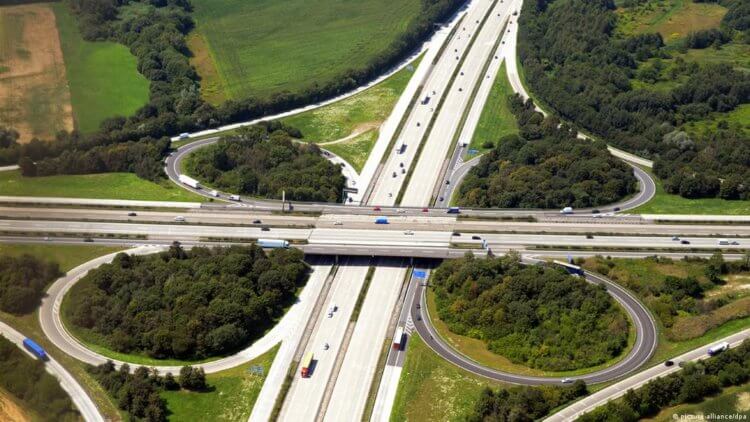什么是德国高速公路？ 高速公路立交桥设计成三叶草形状。 图片来源：dw.com。 照片。