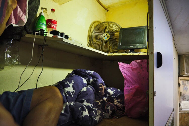 什么是棺材公寓？ 有时，人躺着时甚至无法伸直双腿。 照片来源：lenta.ru。 照片。