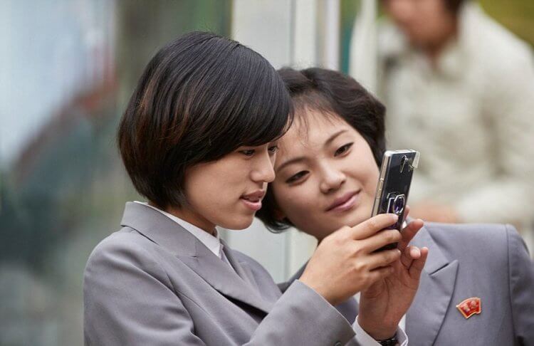 Как жители Северной Кореи выходят в интернет. Смартфоны добрались и до КНДР. Источник фото: habr.com. Фото.