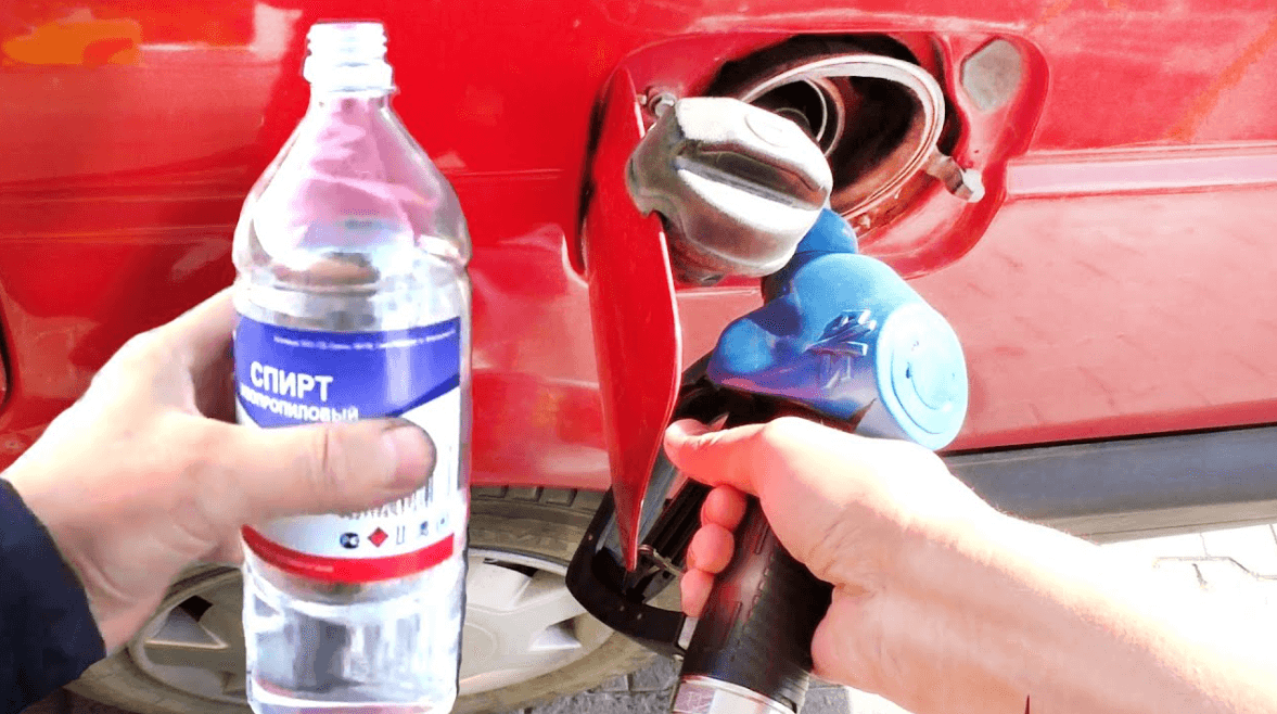 Может ли автомобиль работать на водке. Спирт добавляют в бензобак, чтобы избавиться от воды. Фото.