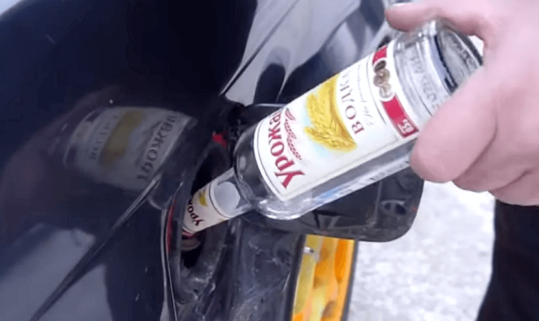 Заливаем водку в бензобак — что из этого выйдет. Некоторые автолюбители рекомендуют иногда заливать водку в бензобак. Источник фото: quto.ru. Фото.