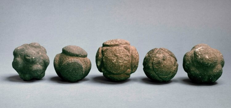 Каменные шары Шотландии. Загадочные камни эпохи позднего неолита. Источник: atlasobscura.com. Фото.