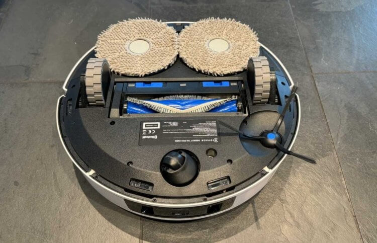 Где купить лучший робот-пылесос. Пылесос имеет пару активных валиков, которые отмывают даже стойкие загрязнения на полу. Фото.