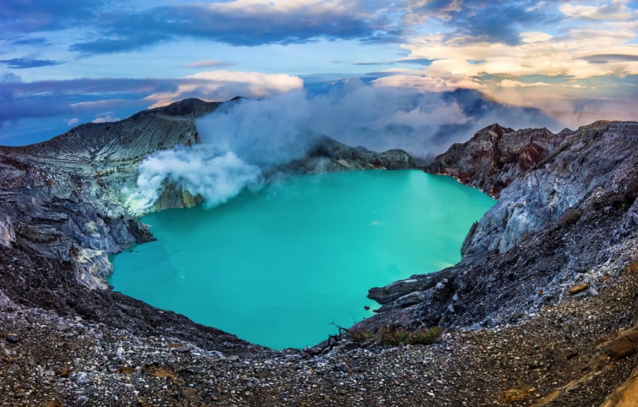 Добыча серы на вулкане Иджен. Кислотное озеро вулкана Иджен. Источник: fishki.net. Фото.
