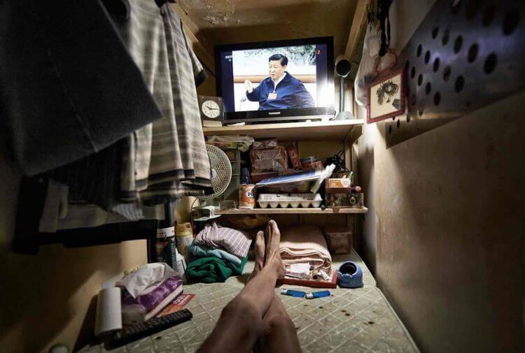 棺材公寓的条件。 即使在小公寓里，电视和风扇也是必备设施。 图片来源：dissauntingmen.com。 照片。