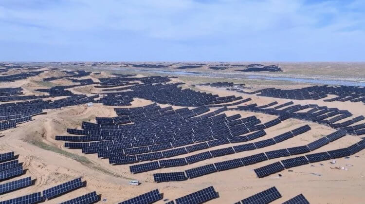 Самая большая солнечная электростанция в 2024 году. Обратите внимание на размер автомобиля в сравнении с величиной солнечных панелей — они просто огромные. Источник: PV Magazine. Фото.