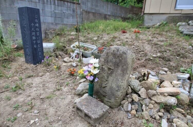 Каменные плиты о цунами. Камень предупреждающий о цунами на японском острове Хонсю. Источник изображения: travelask.ru. Фото.