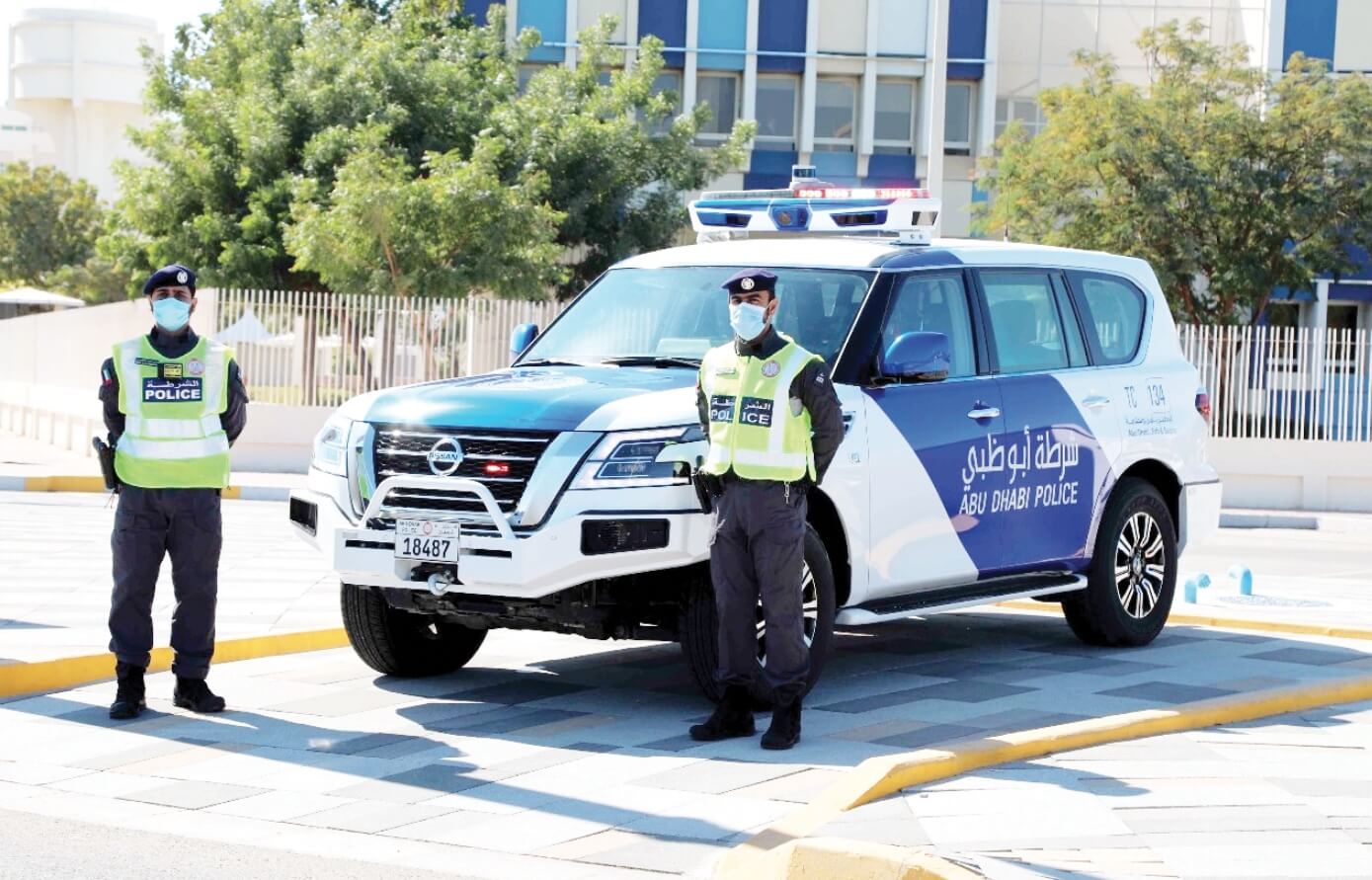 Автомобили полицейских в ОАЭ. Сейчас у полиции Абу-Даби сине-белый транспорт. Источник: russianemirates.com. Фото.