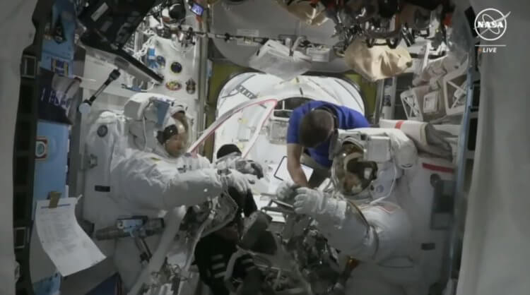 Астронавты не смогли выйти в открытый космос. Астронавты Трейси Дайсон и Майк Барратт и смогли выйти в открытый космос из-за воды в скафандре. Источник: cnn.com. Фото.