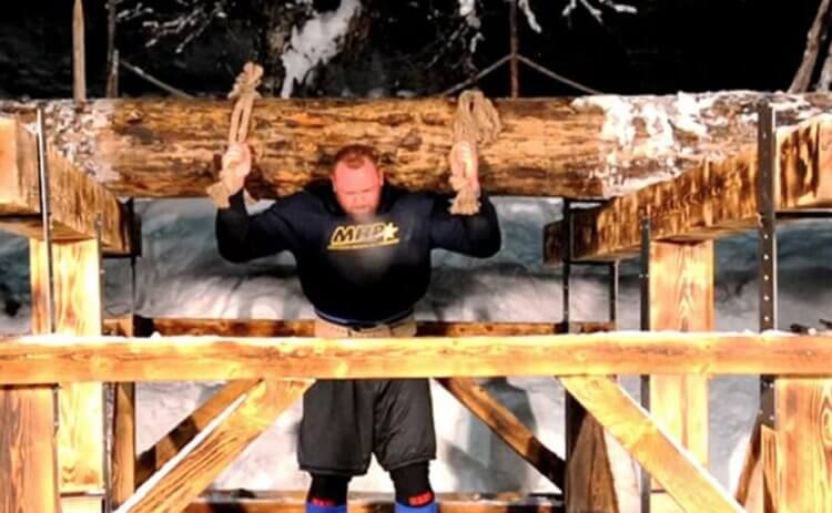 Самые сильные люди на Земле. Хафтор Бьернссон поднимает бревно, чтобы установить новый мировой рекорд. Источник: kp.ru. Фото.