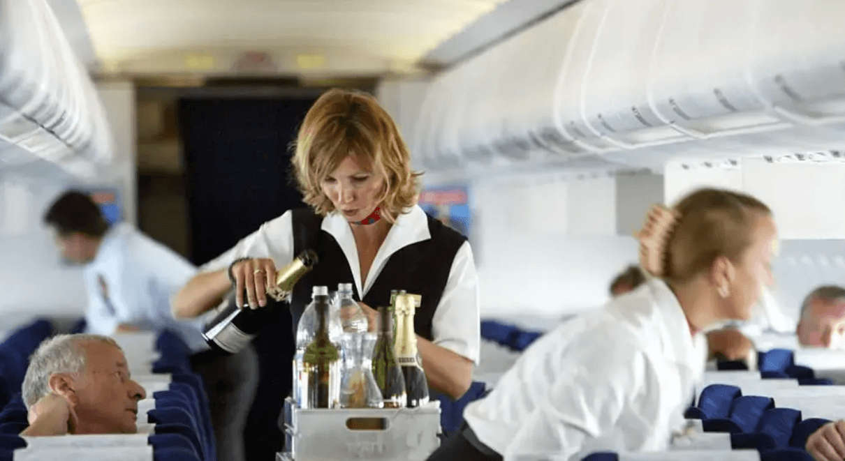 Что будет если пить алкоголь на борту самолета. Ученые рекомендуют отказаться от спиртных напитков во время перелетов. Источник фото: biletik.aero. Фото.