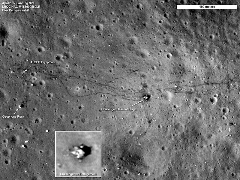 Следы пребывание американцев на Луне есть на фото. На снимке, сделанном LRO виден спускаемый аппарат, исследовательское оборудование ALSEP, следы колес лунохода и даже следы астронавтов. Источник фото: wikipedia.org. Фото.