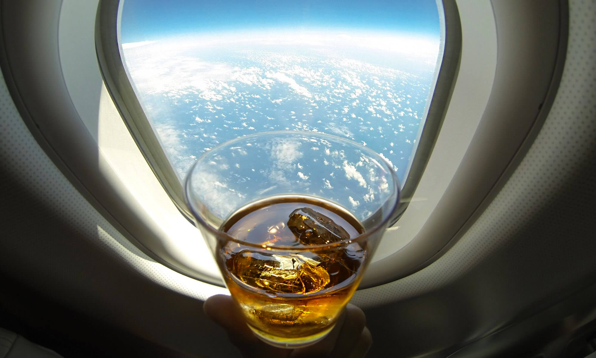 Кому не стоит пить алкоголь в самолете. Любителям спиртных напитков необходимо ограничиться в самолете одним бокалом вина. Источник фото: theguardian.com. Фото.