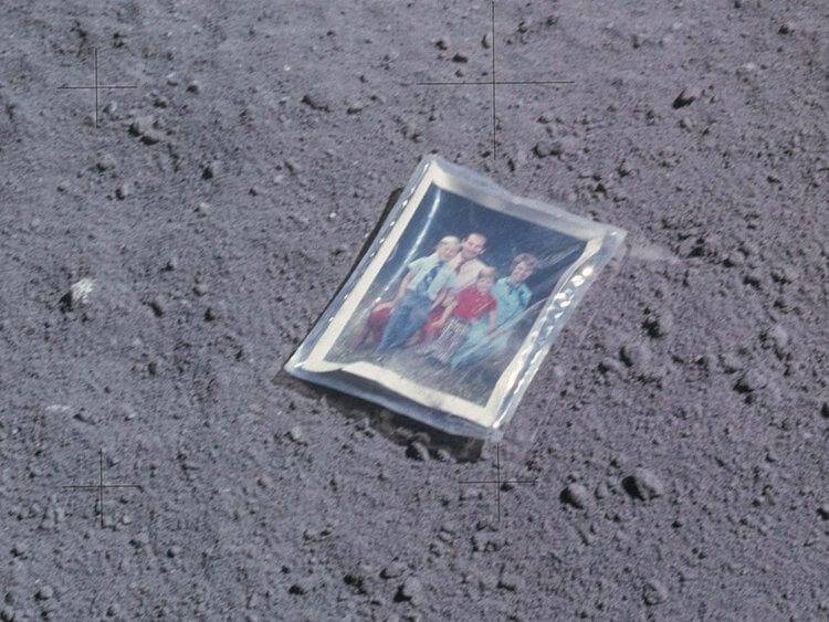 Человеческие экскременты доставят с Луны на Землю. Семейное фото на Луне, которое оставил астронавт Чарли Дьюк. Источник фото: www.rmg.co.uk. Фото.