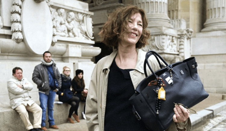 爱马仕包包的价格是多少？ 女演员简·伯金 (Jane Birkin) 手拿爱马仕包。 照片来源：dress-me-up.ru。 照片。