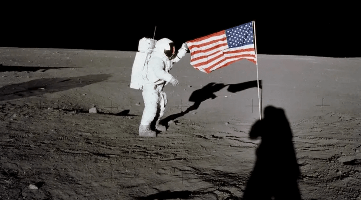 Что произошло с флагом и луноходом, оставшимися на Луне после высадки астронавтов? Во время каждой миссии «Аполлон» астронавты устанавливали на Луне флаг. Источник фото: iflscience.com. Фото.