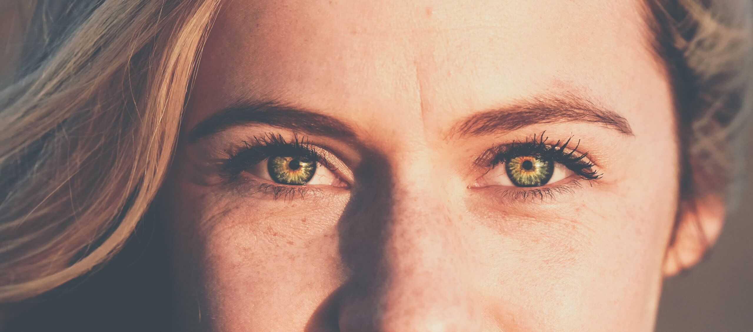 Почему глаза бывают разного цвета. Цвет глаз может незначительно меняться из-за разных факторов. Источник фото: happylook.ru. Фото.