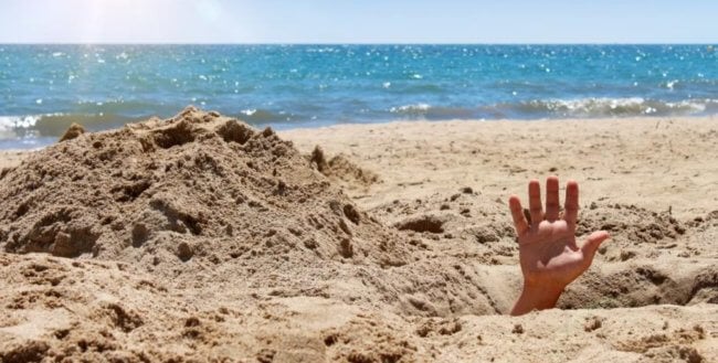 Копать ямы на пляже смертельно опасно: от песка умирает больше людей, чем от нападения акул. Фото.