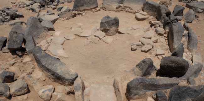 Посмотрите какие каменные дома строили в Саудовской Аравии 7000 лет назад. Фото.
