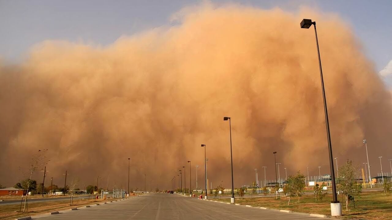 Почему пыль переносится на большие расстояния. Ежегодна пустыня Сахара выбрасывает от 60 до 200 миллионов тонн минеральной пыли. Источник фото: postfactum.info. Фото.