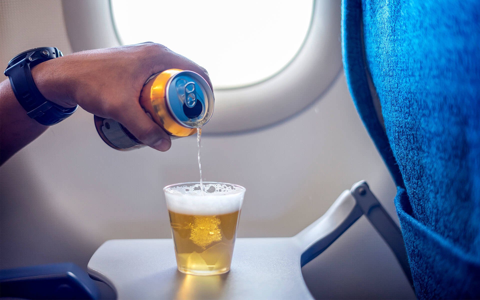 Что происходит с организмом, если выпить алкоголь в самолете. Алкоголь усиливает негативное воздействие высоты на организм. Источник фото: life.ru. Фото.