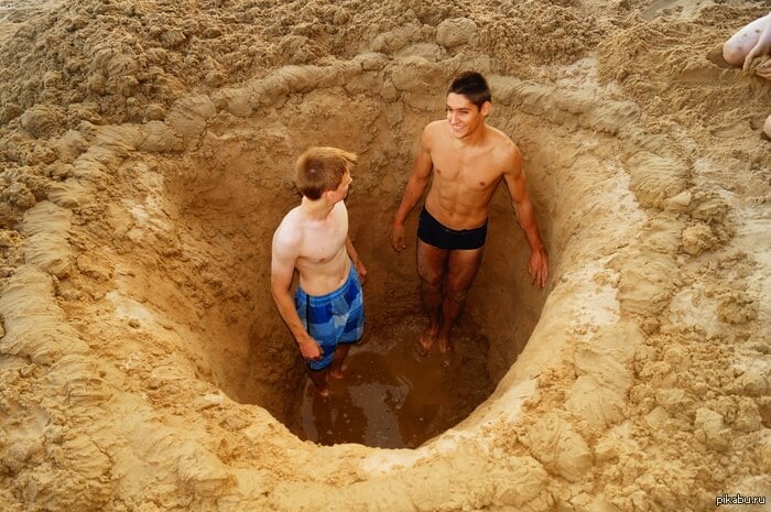 Чем опасны песчаные ямы и обрывы. Чаще всего в песчаных ямах погибают дети и подростки. Источник фото: pikabu.ru. Фото.